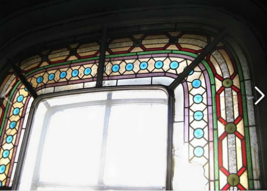 Стекла в одной из парадных дома Кумовича. Найдите 10 различий. Фото: СОЦСЕТИ