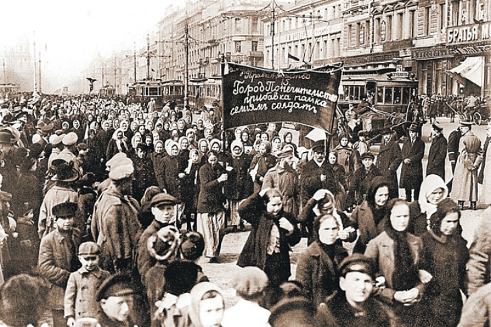 Петроград, 1917 год. Женщины требуют повышения пайка для семей солдат.