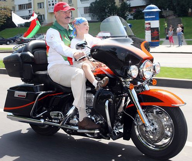 Лукашенко оседлал "Харлей". Фото БелТА.