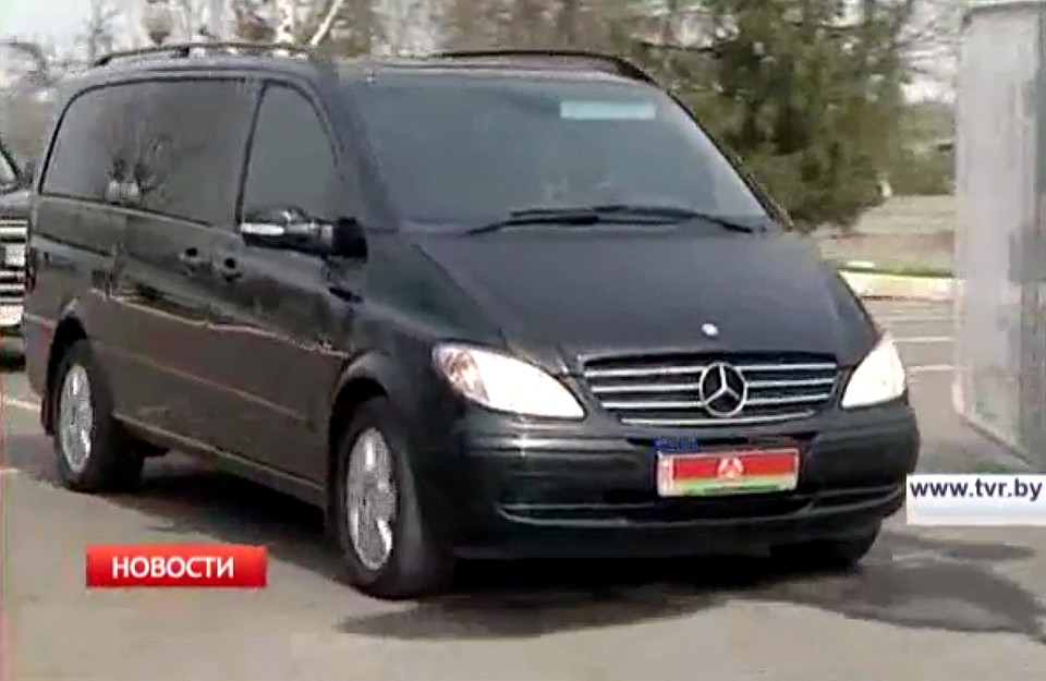 Часто по стране Лукашенко ездит на минивене Mercedes Viano. Кадр телеканала «Беларусь-1»