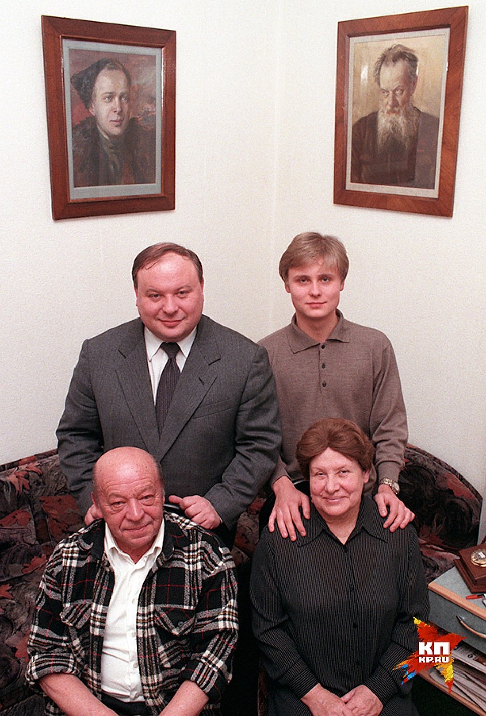 Семейное фото Егора Гайдара. Верхний ряд - российский премьер с сыном Петром, нижний ряд - отец Егора Тимур и мать Ариадна Бажова-Гайдар. Фото: Владимир ВЕЛЕНГУРИН