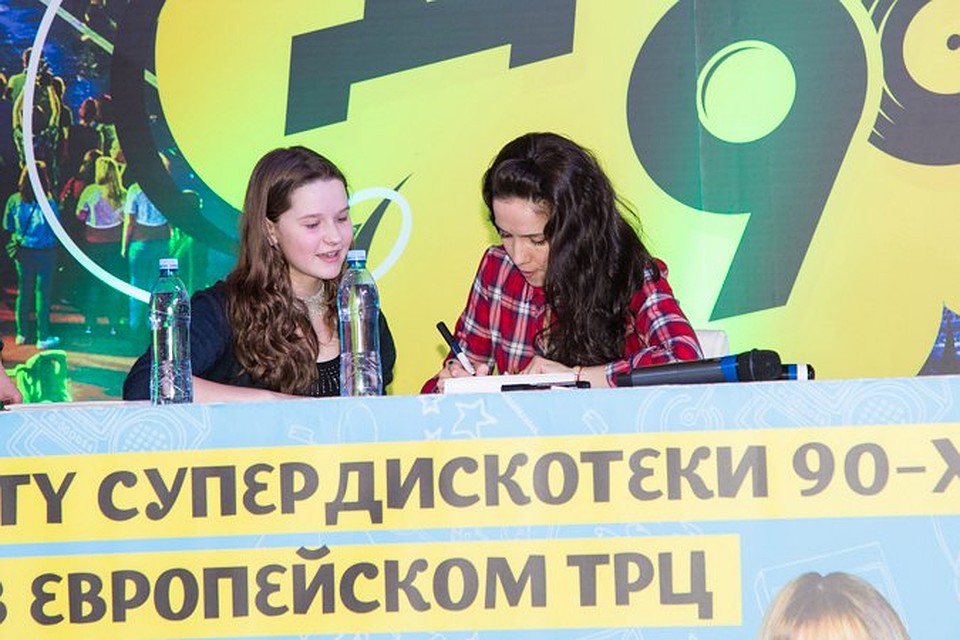 Наталия Орейро раздает автографы на pre-party Супердискотеки 90х Радио Рекорд Фото: Елена БАТАЛИНА