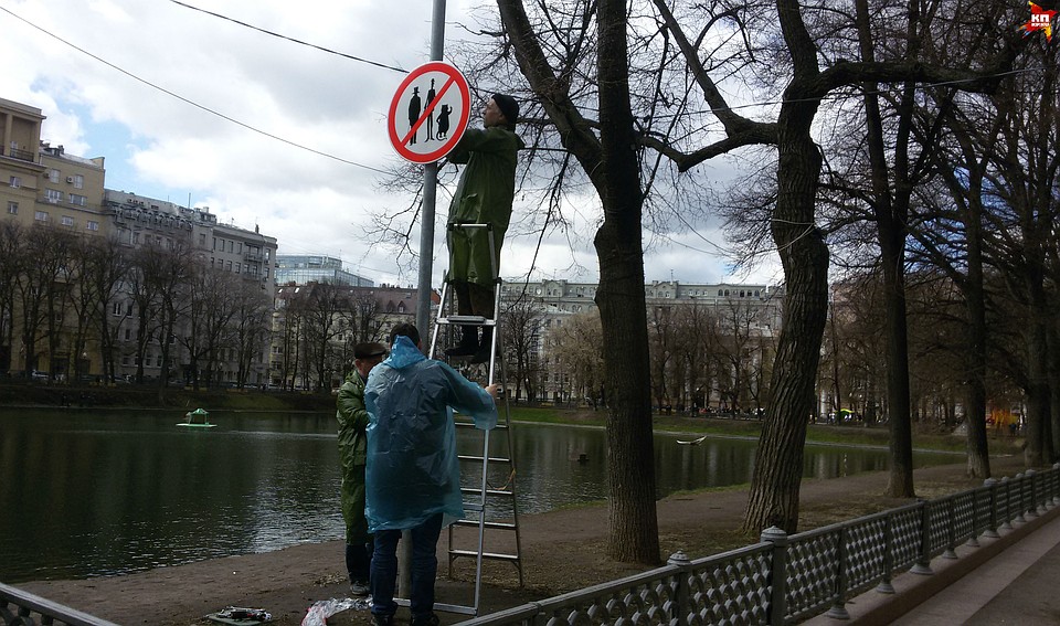 Сотрудники музея «Булгаковский дом» уже не первый раз меняют полюбившийся туристам знак Фото: Анастасия ЖУКОВА