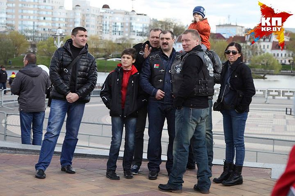 Виктор Лукашенко приехал на открытие мотосезона с семьей. Фото: Юлия ПОЛЕЩУК.