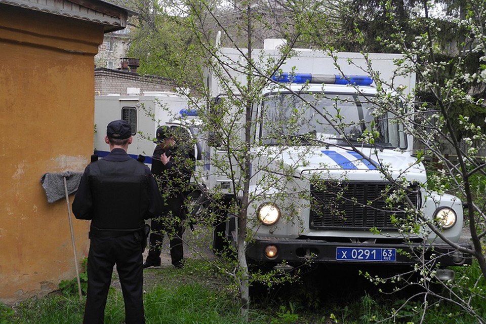 Двоих подозреваемых в убийстве привезли в суд в автозаках, и заводили в здание пригнув голову к земле, через «коридор» из полицейских Фото: Ульяна СКОЙБЕДА