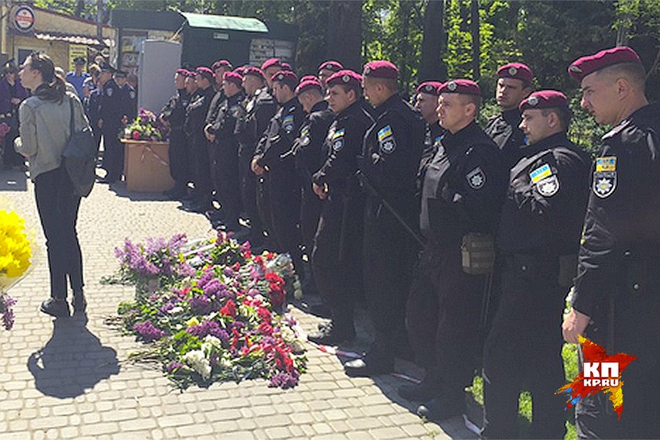 Стражи правопорядка не пропускали собравшихся на площадь возле Дома профсоюзов. Фото: Владимир ВОЛОШИН