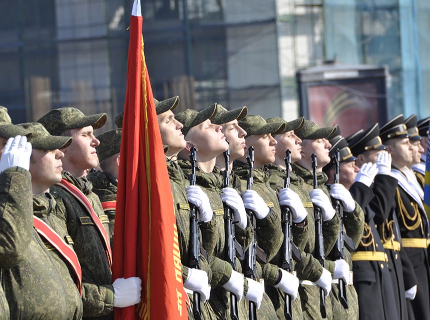 Торжественный парад войск начнется в 10 утра. Фото: Елена КОВАЛЕНКО