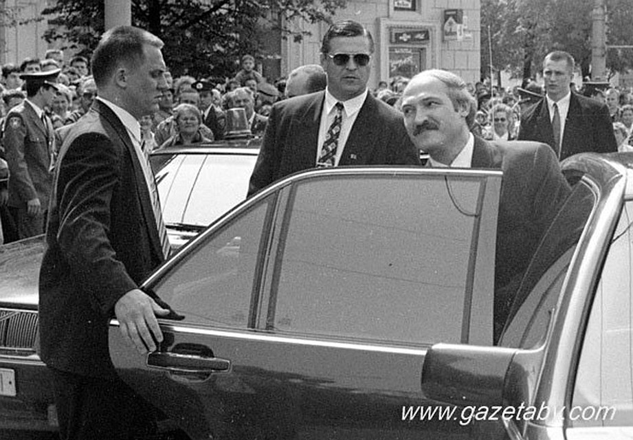 Лукашенко садится в "Шестисотый" на площади Победы. 1999 год. Фото сайта gazetaby.com.