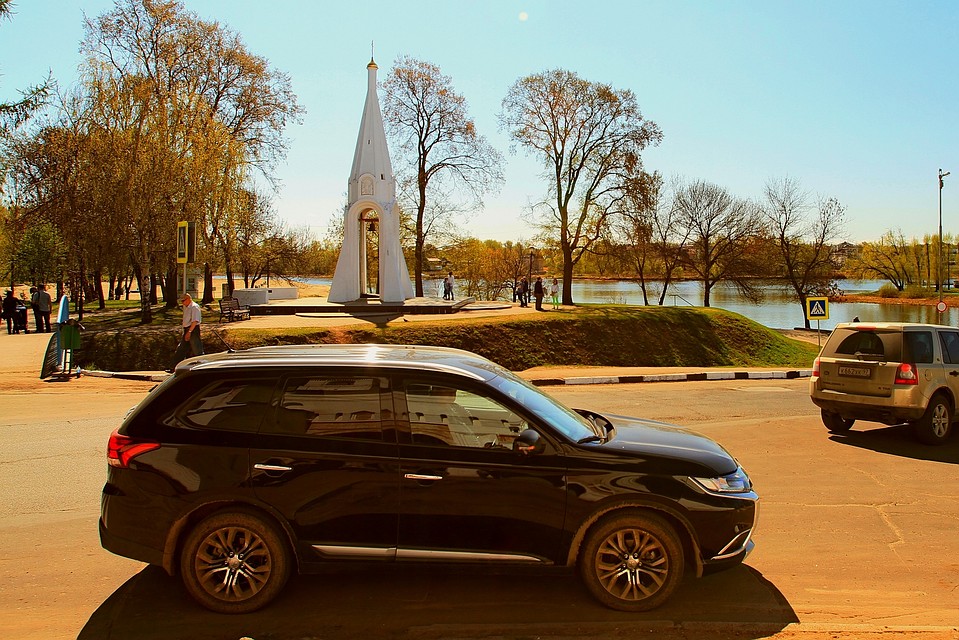 Одного полного бака Mitsubishi Outlander хватает на дневное путешествие в Ярославль. Средний расход не поднялся выше 9 литров, а общий составил менее 45. Таким образом на бензин мы потратили около полутора тысяч рублей. Фото: Евгений ВАСИН