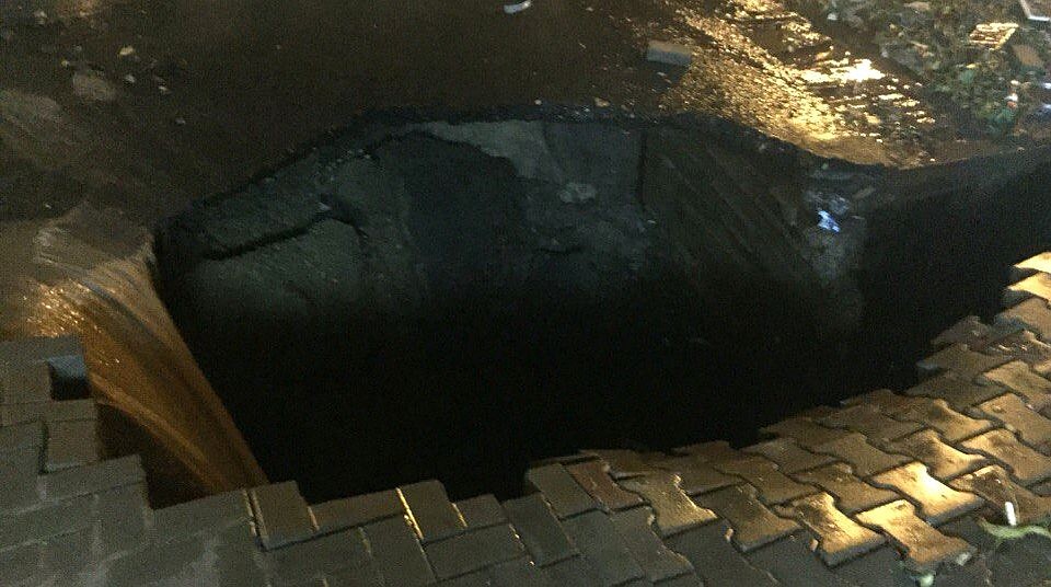 На Буденновском вода размыла огромную ямы прямо под плиткой. Фото Юрия Яхновца из группы ВК "Ростов-на-Дону | Главный".