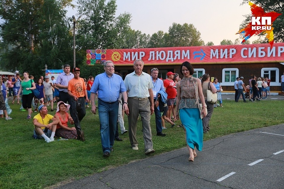 Губернатора и минкультуры сопровождает глава Шушенского района Анатолий Керзик Фото: Мария ЛЕНЦ