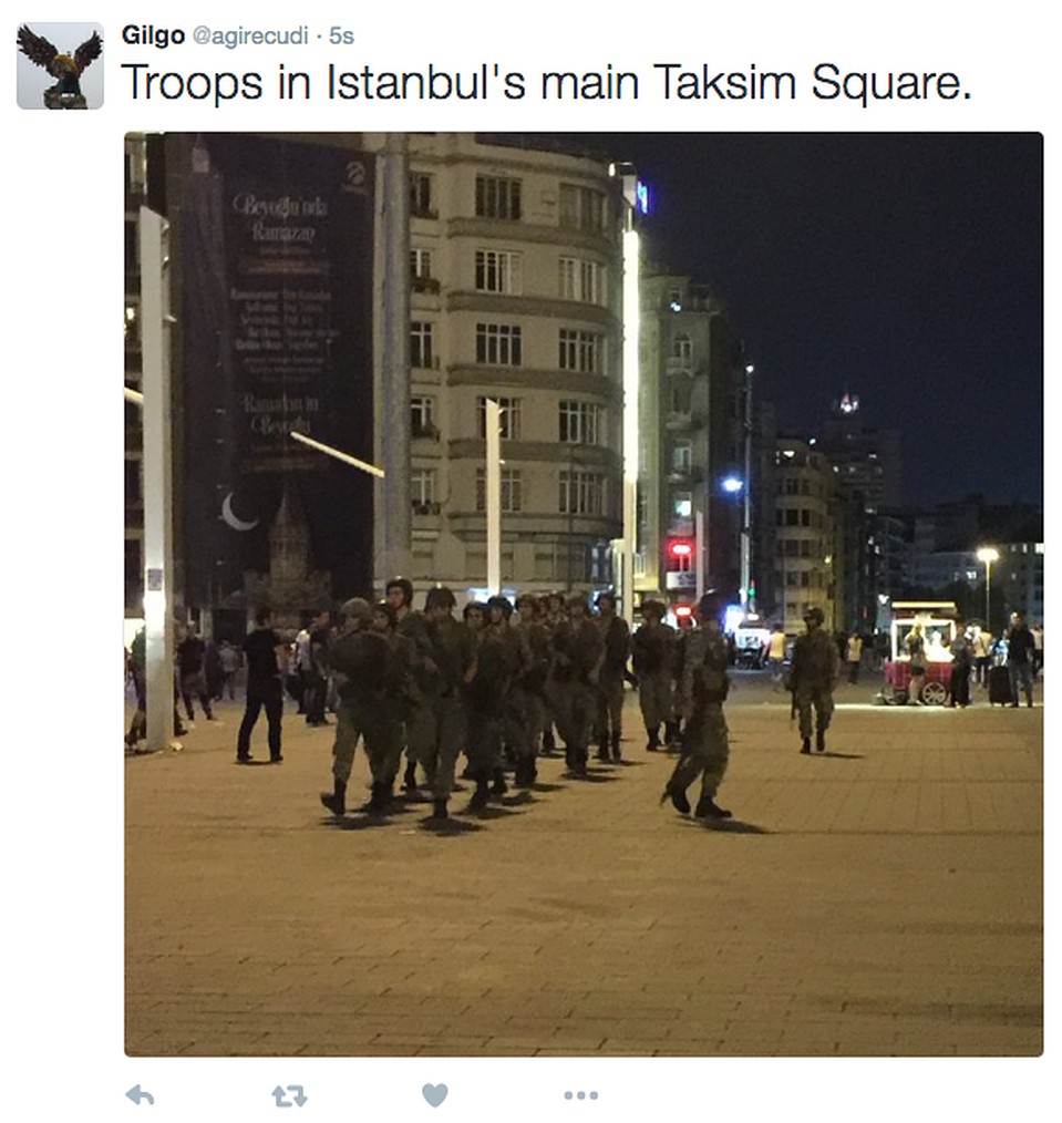 Войска на площади Таксим в Стамбуле Фото: twitter.com/agirecudi/
