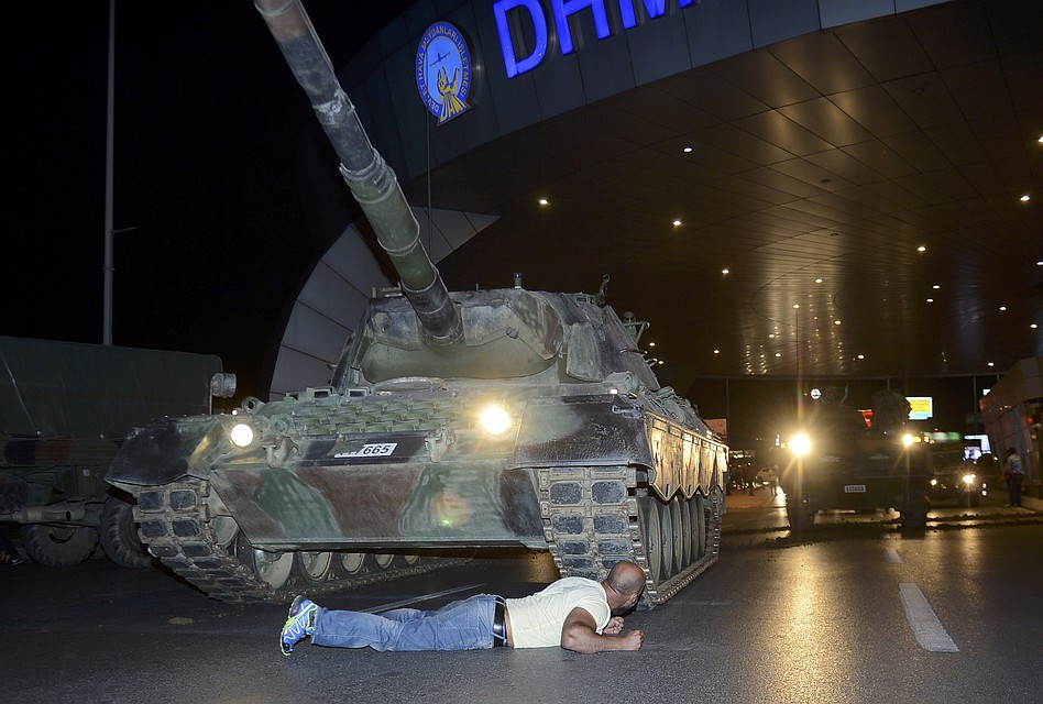 Мужчина лег перед танком, протестуя против госпереворота, в аэропорту Стамбула Фото: REUTERS