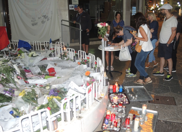 Появился новый туристический «аттракцион»: поставить свечку на газон у импровизированного мемориала и грустно помолчать Фото: Дарья АСЛАМОВА