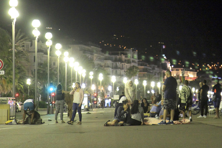 Первые часы после теракта на Английской набережной: Кровь, паника, десятки раненых и убитых... Фото: REUTERS