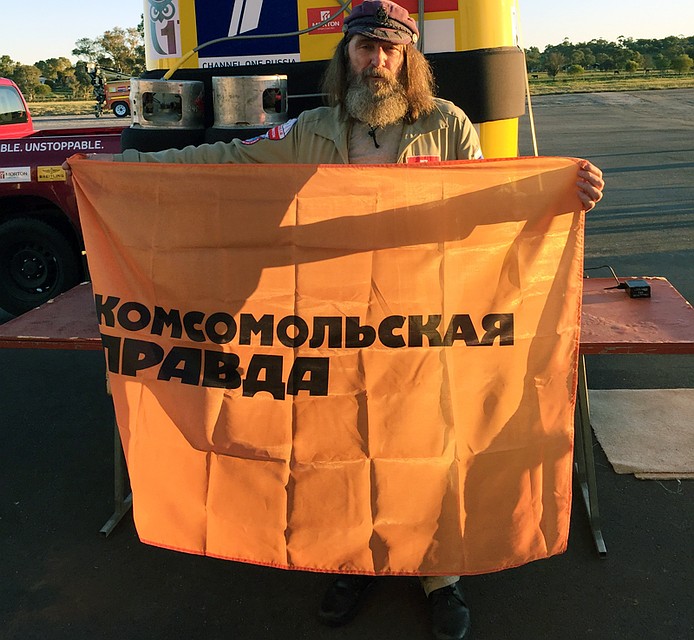 Знамя "Комсомолки" облетело земной шар вместе с Федором Конюховым Фото: Анна СЕЛИВАНОВА