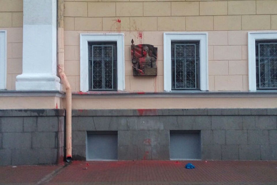 Все вокруг тоже заляпано краской Фото: Максим СЮ