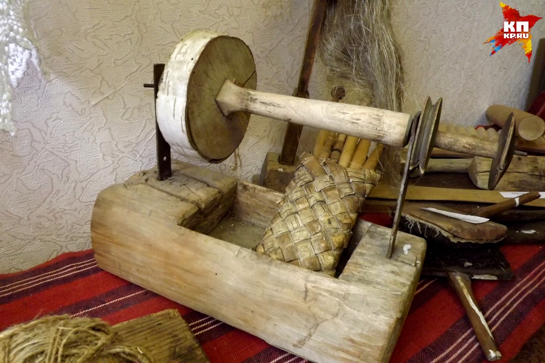 Интересна среди этнографических предметов и вот эта прялка. Точно такой же пользуется и знаменитая сибирская отшельница Агафья Лыкова Фото: Ирина ТАРАСОВА