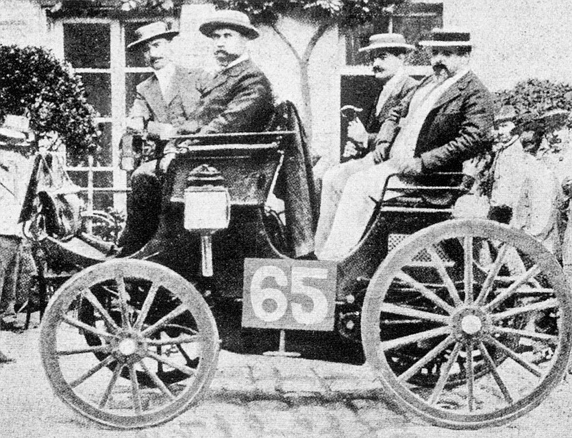 Первое официальное автоспортивное соревнование Paris Rauen Trials 1894 года. Peugeot выставляет сразу несколько машин. Фото Peugeot