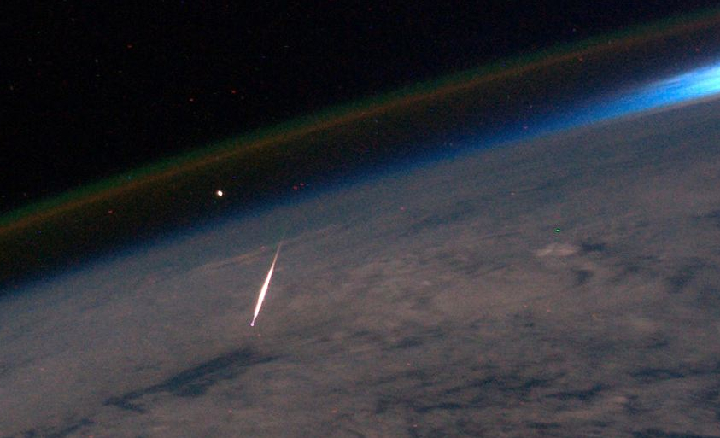 У кого-то метеоры летают прямо под ногами. 