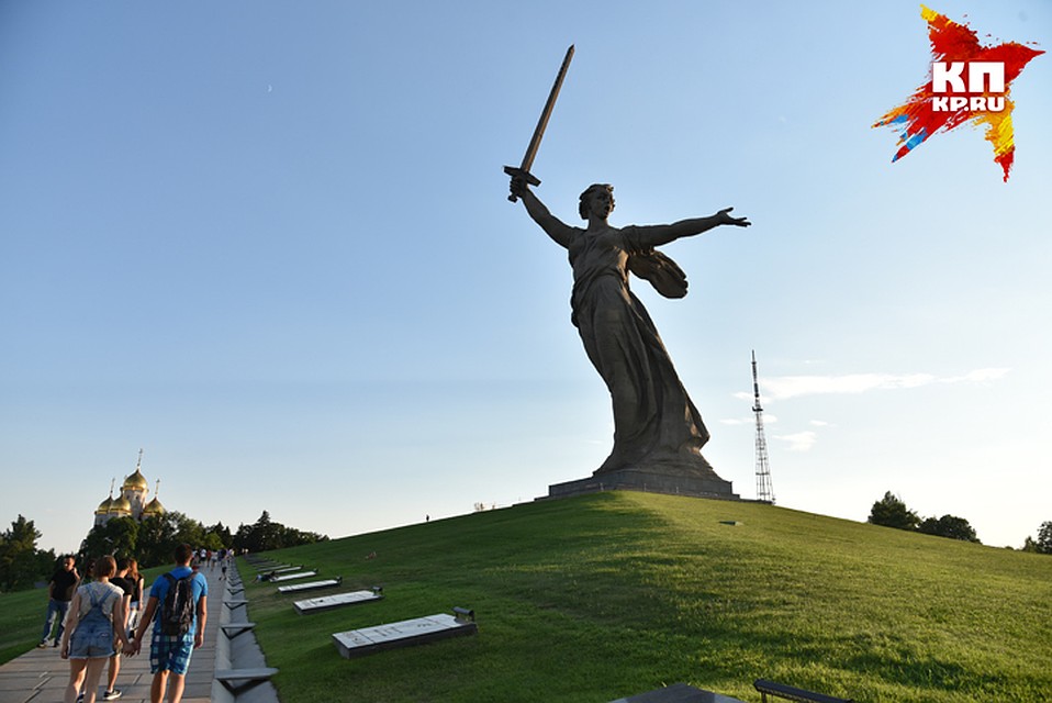 Бетонная громадина Родина-мать, возвышающаяся над Волгоградом, стоит в окружении останков 30 тысяч безымянных ее защитников. Фото: Влад КОМЯКОВ