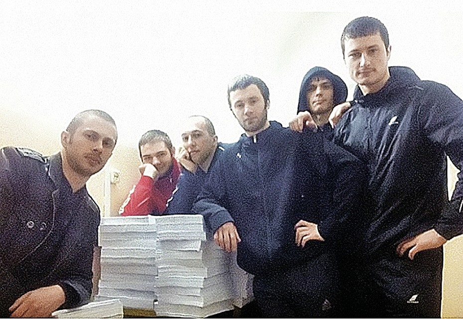 «Партизаны» (слева направо) Вадим Ковтун, Роман Савченко, Алексей Никитин, Александр Ковтун, Максим Кириллов и Владимир Илютиков позируют рядом с многотомными уголовными делами. Они хоть уже и за решеткой, но умудряются публиковать фото в соцсети. Фото: vk.com