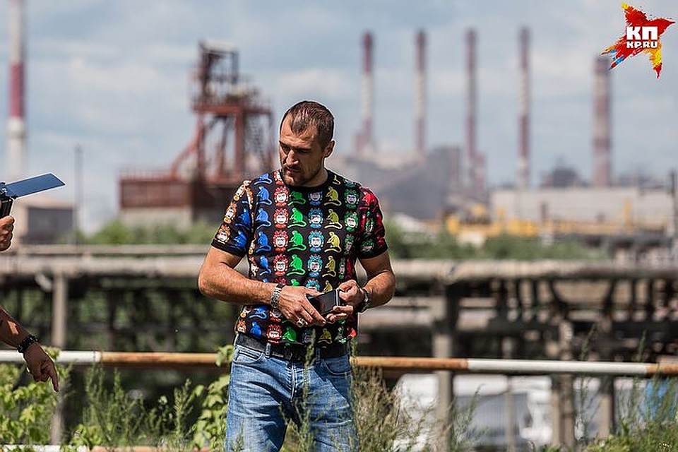 Сергей Ковалев на фоне челябинских заводов. Фото: Валерий ЗВОНАРЕВ