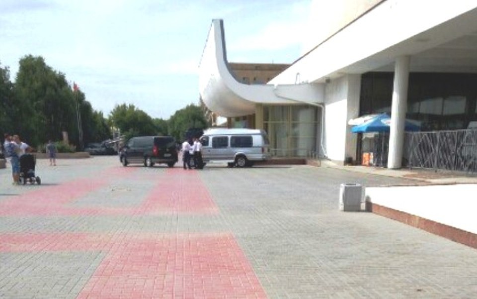 Ради визита Януковича музей "Сталинградской битвы" на час закрыли для остальных посетителей. Фото из группы ВК "Жесть Волгограда."