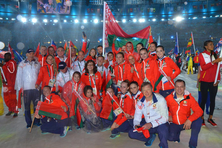 На церемонии закрытия Олимпиады наша делегация шла под проливным дождем. Фото: noc.by