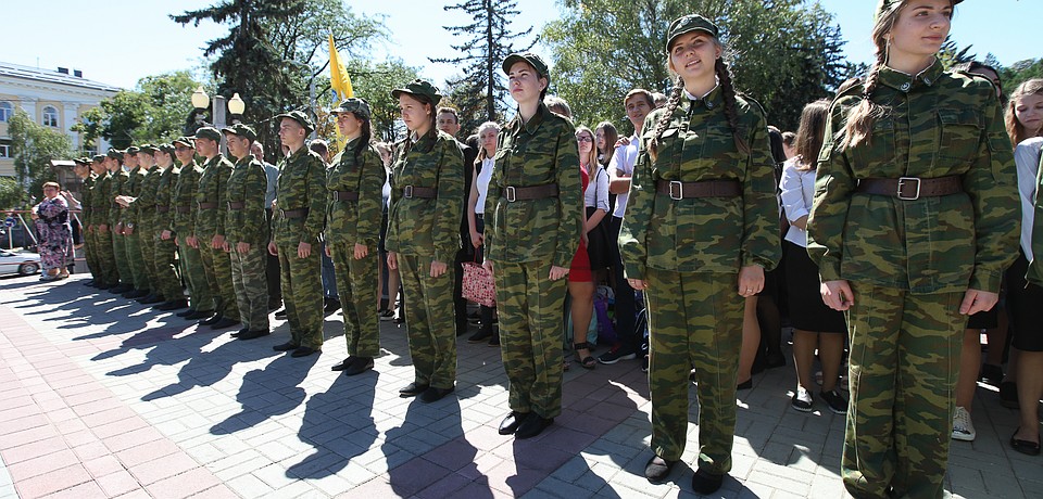 Посмотреть на обновленное панно собрались сотни людей Фото: Дмитрий АХМАДУЛЛИН