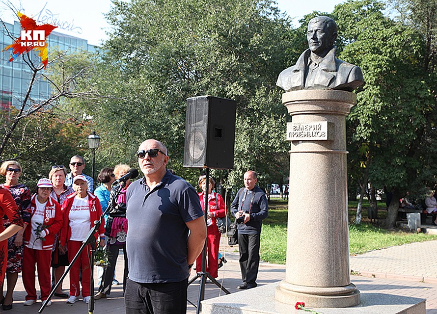 Сергей Новожилов около памятника Приемыхову Фото: Лариса КУДРЯВЦЕВА/ЭГ