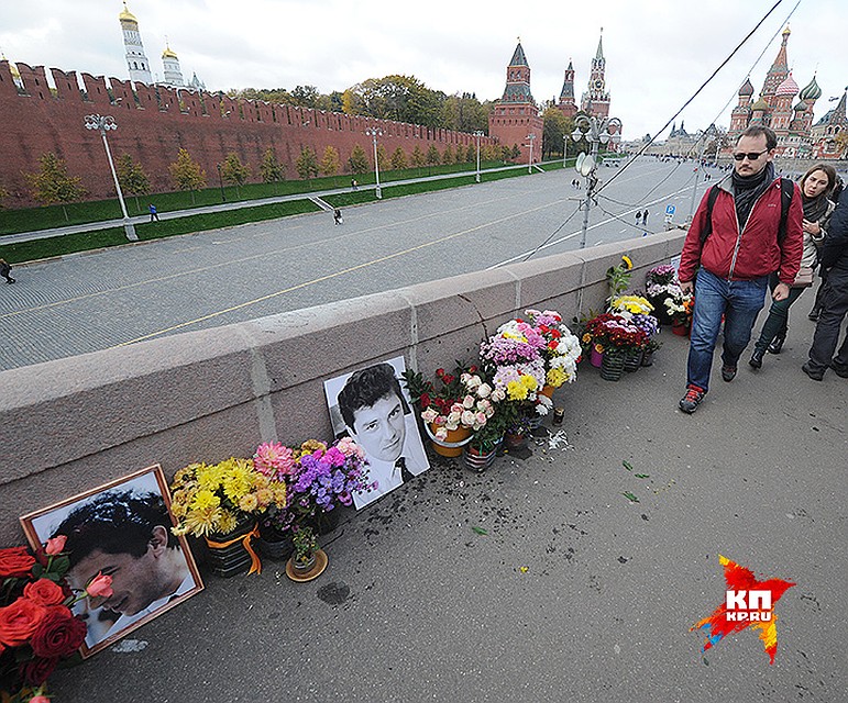 На месте убийства Бориса Немцова всегда есть живые цветы. Фото: Владимир ВЕЛЕНГУРИН