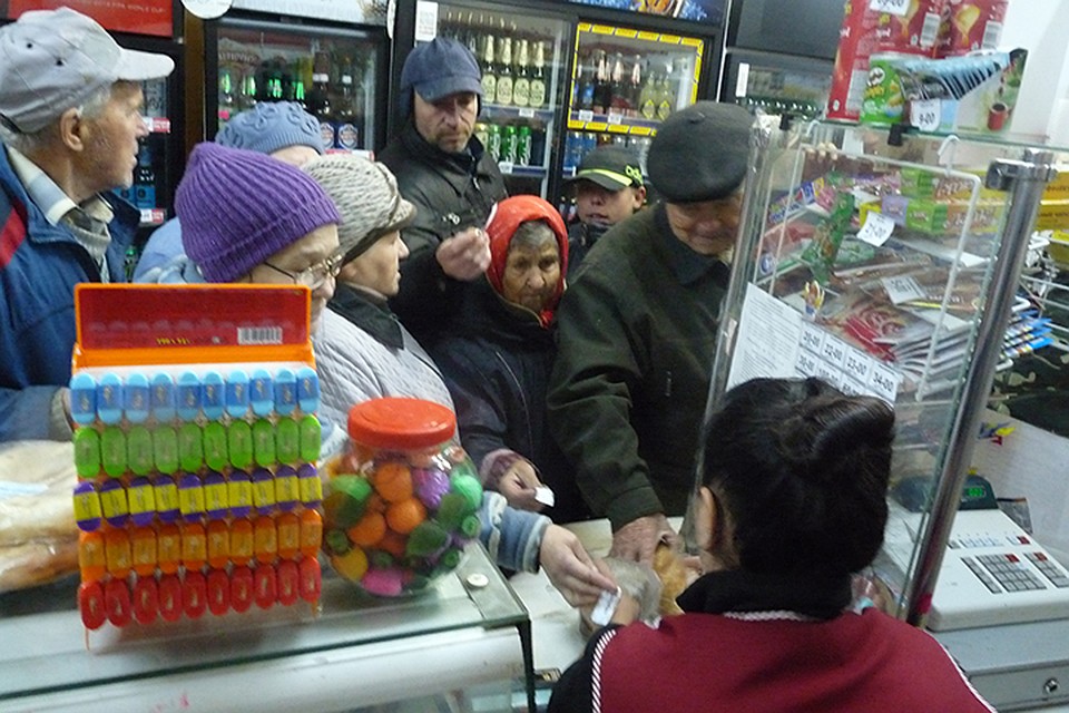 Половина местных, получающих бесплатный хлеб, уверены - это не благотворительность владельца магазина, а некая «государственная акция» Фото: Александр МЕНЬШИКОВ