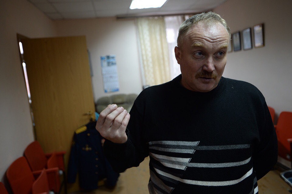 Игорь Валерьевич Закурдаев не похож на тюремщика. Говорит не на фене и играет в театре. Фото: Виктор ГУСЕЙНОВ