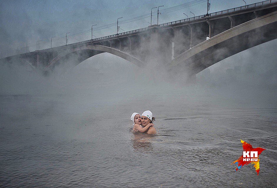 Вода в Енисее ледяная, но отважных красноярцев это не останавливает. Фото: Виктор ГУСЕЙНОВ