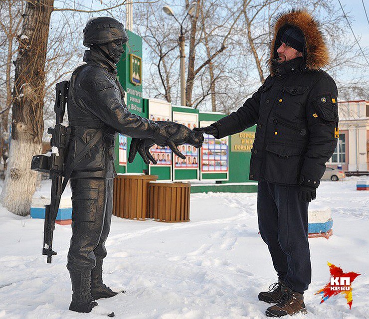 В Белогорске есть памятник "Вежливым людям". Фото: Виктор ГУСЕЙНОВ