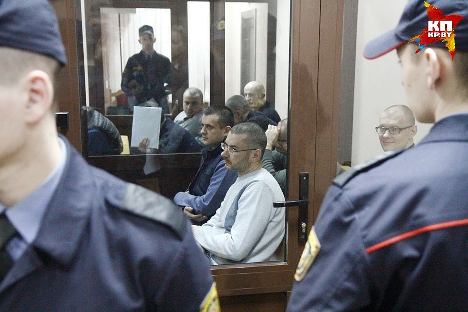 11 человек за решеткой, еще 5 под домашним арестом. Фото: Виктор ГИЛИЦКИЙ
