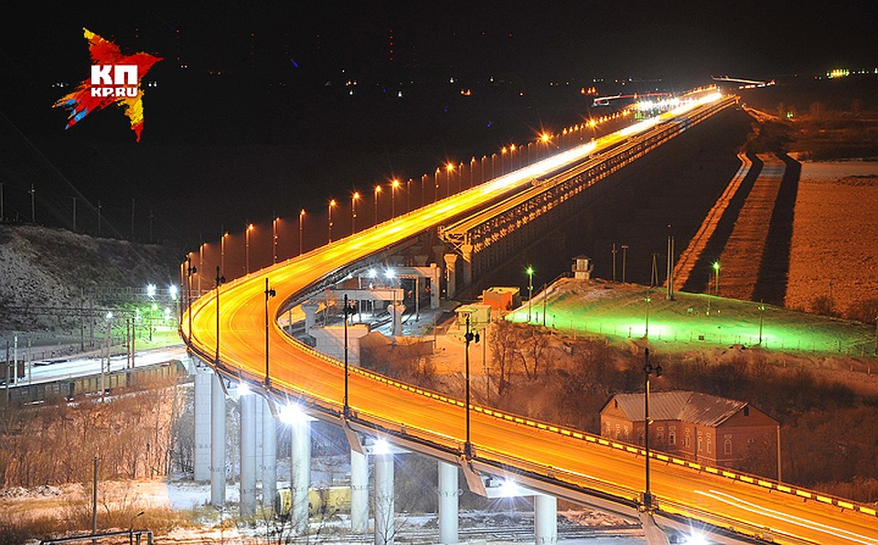 Амурский мост в тёмное время суток. Фото: Виктор ГУСЕЙНОВ