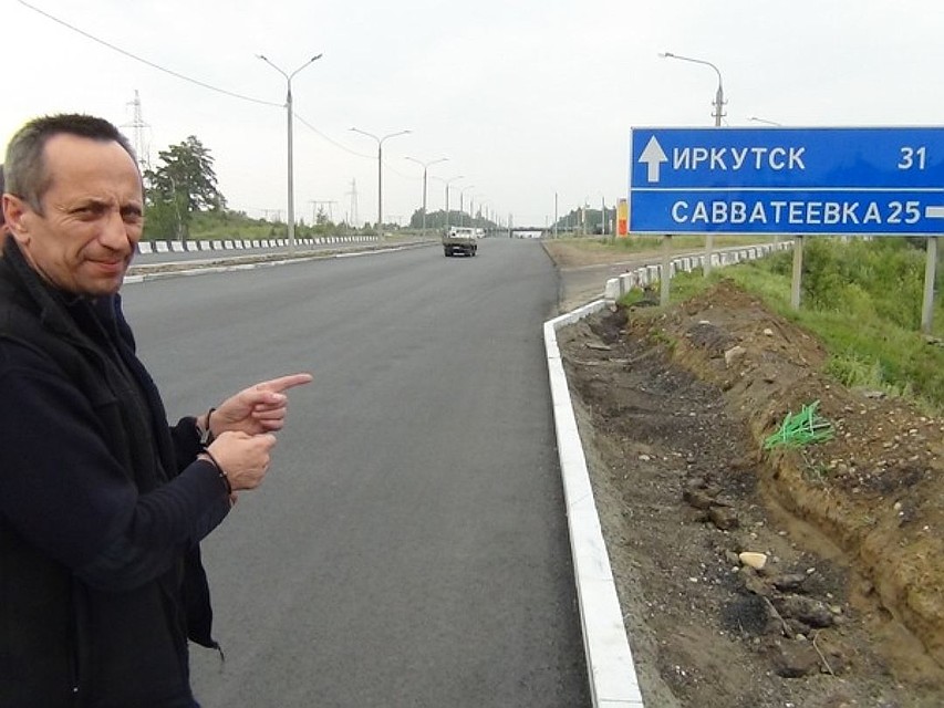 Попков показывает место, где убивал.