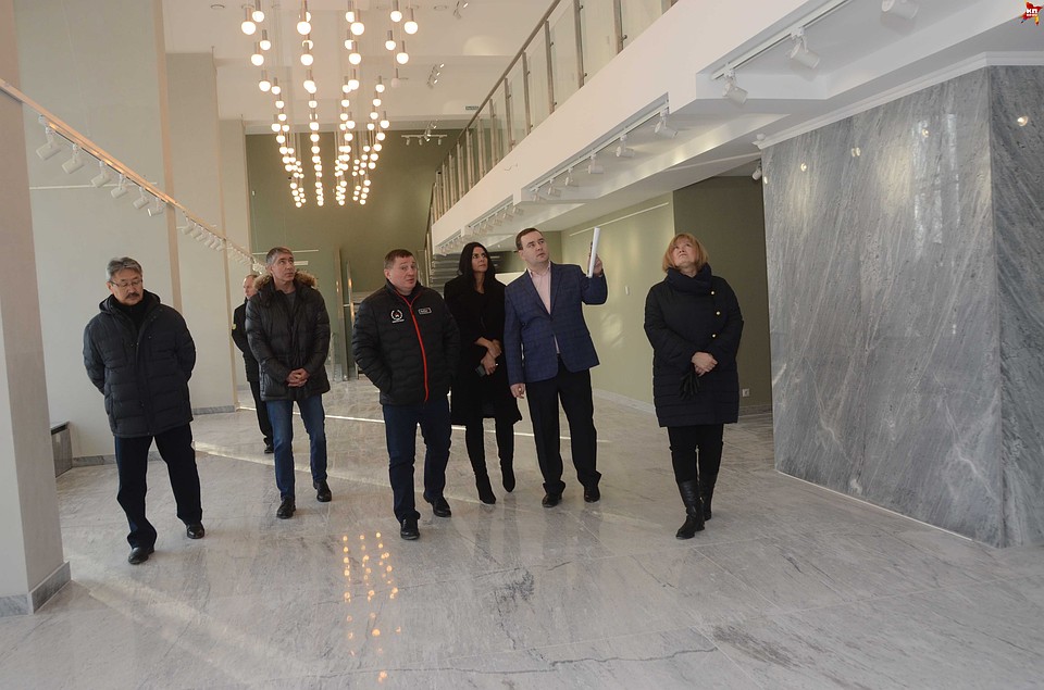 Губернатор вместе с сотрудниками музея и чиновниками осмотрели отреставрированные помещения в начале января. Фото: Геннадий БИСЕНОВ