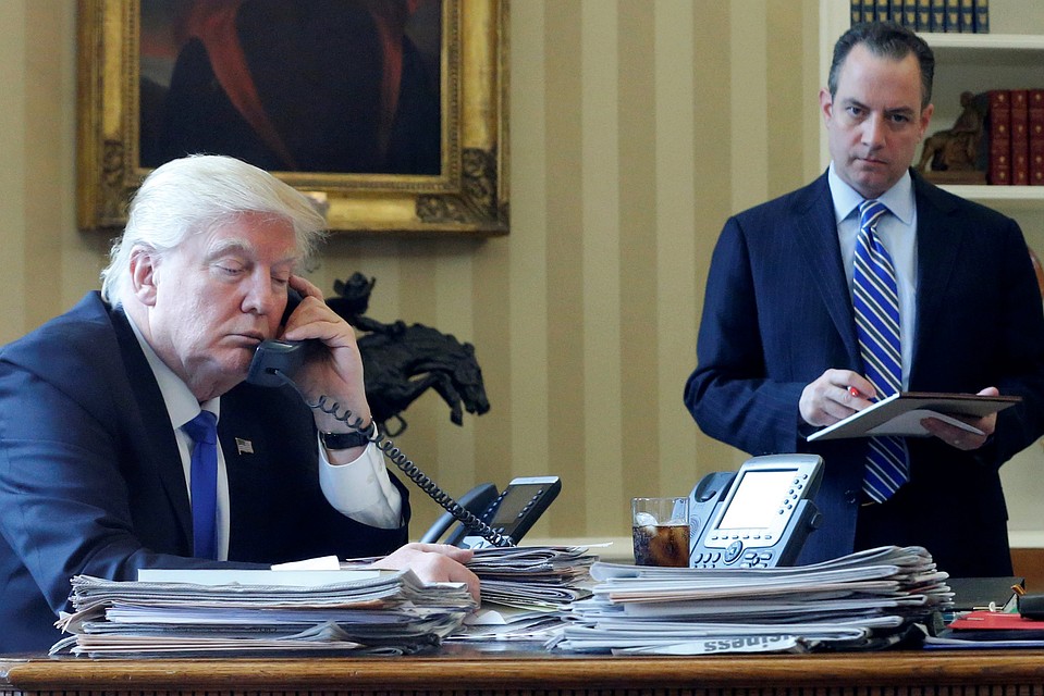 В конце разговора Дональд Трамп продемонстрировал, что он не только политик, но и шоу-мен. Фото: REUTERS