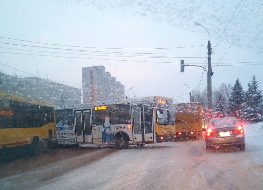 Также из-за воды на проезжей части произошло ДТП Фото: ИГГС