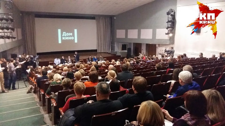 Большой зал Дома кино, вмещающий 340 человек, был заполнен наполовину. Фото: Анжела ИВОЙЛОВА