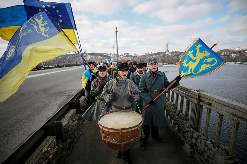 В столице Украины, никто даже не рассматривает минимальную вероятность того, что по Киеву все-таки могут «вжарить» или принудить к миру, как Грузию в 2008-м. Нет, нет и нет. Об этом не только не думают, но народ уверен на 100%, что бить «Градами» можно т Фото: REUTERS