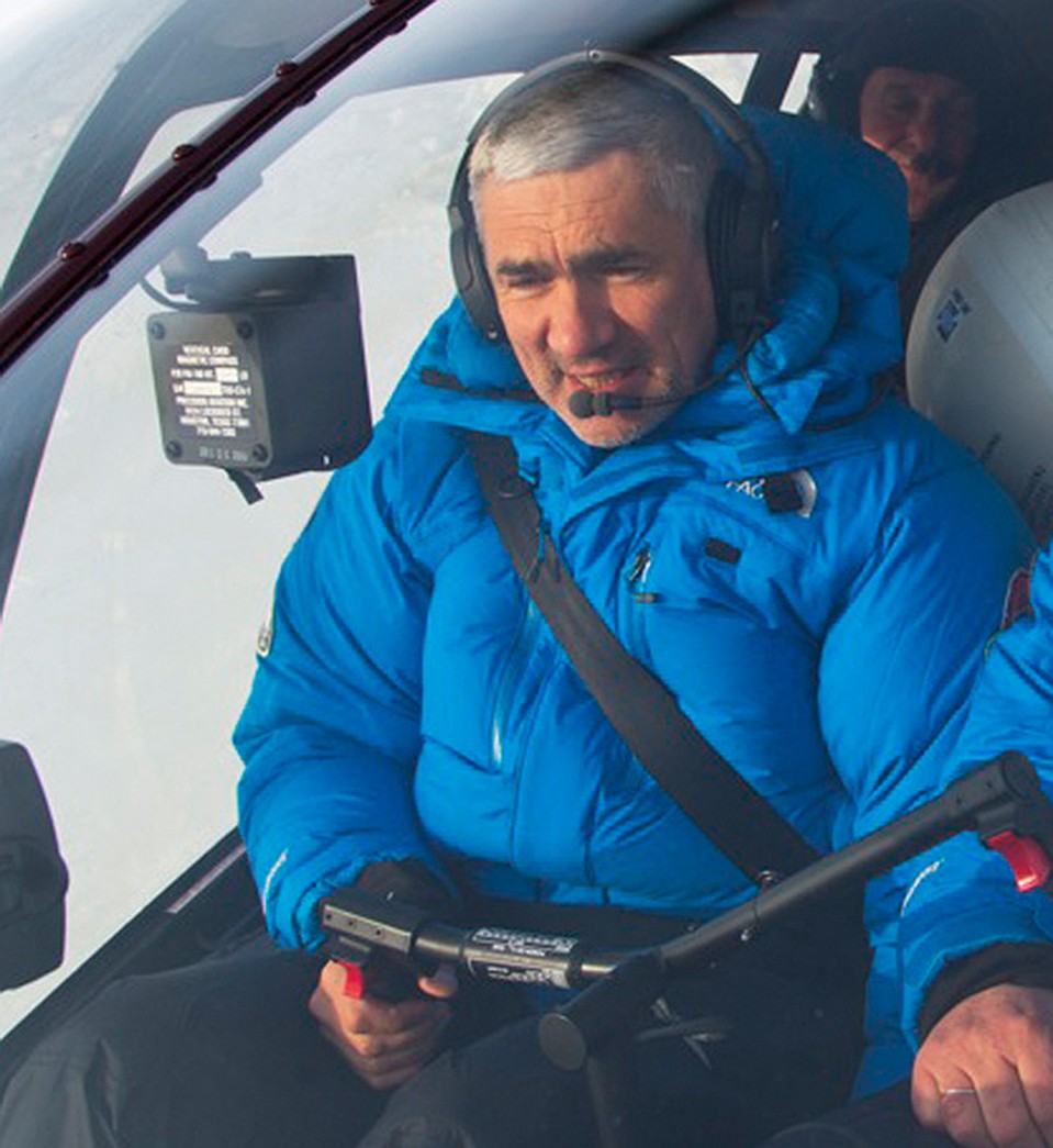 Дмитрий Ракитский за штурвалом вертолёта. Фото предоставлено пресс- службой вертолетного центра Heli Club