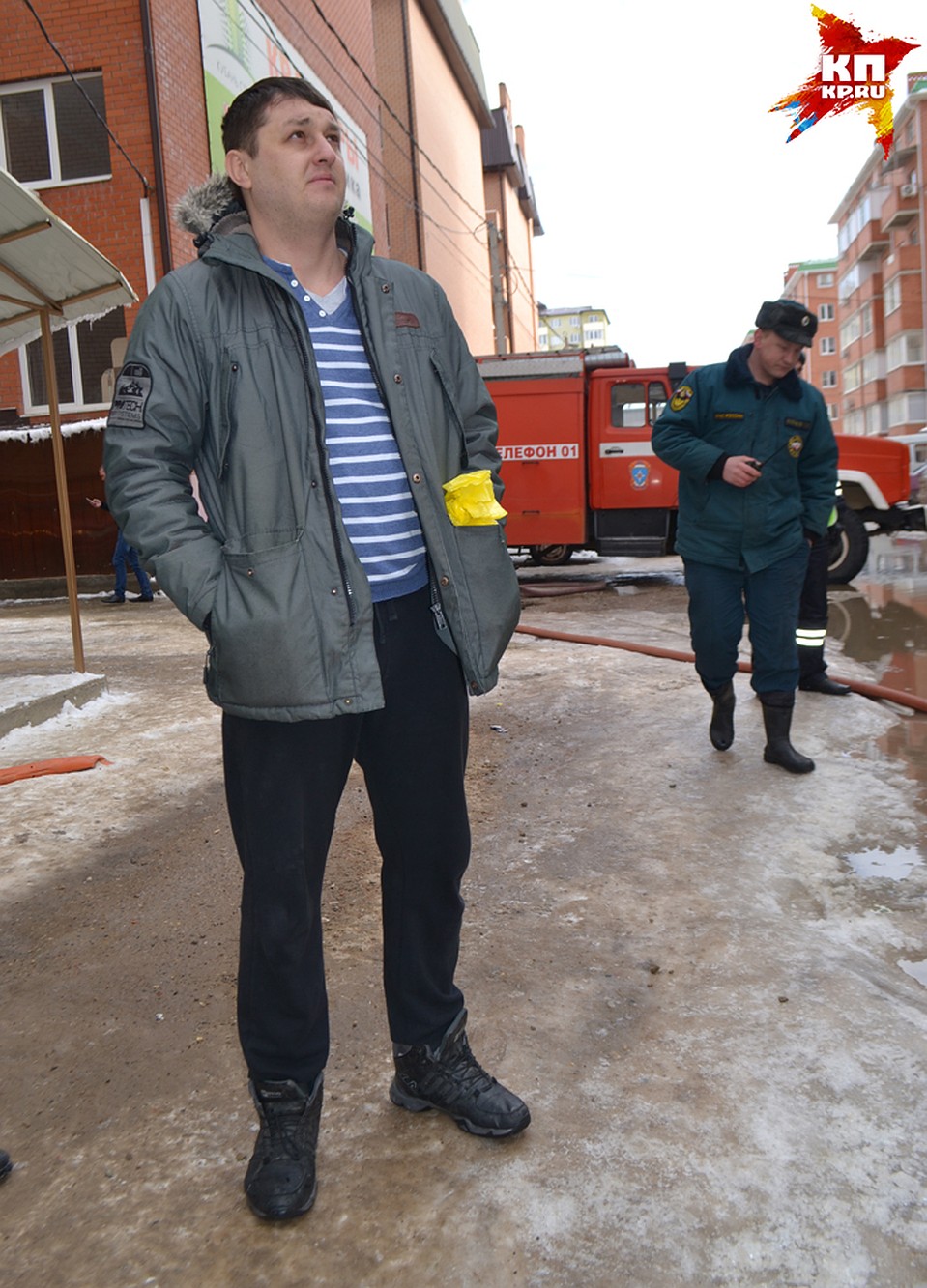 Виктор Журбенко всячески помогал пожарным. Но спасти свое жилье так и не смог Фото: Виталий ЧАЙКА