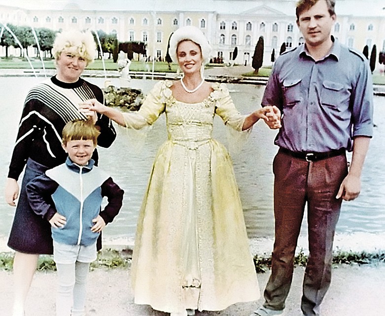 Маленький Андрей с матерью (за спиной) и отцом. Тогда родители еще не знали, что их сын возьмет новые имя и фамилию - Прохор Шаляпин. Фото: Instagram.com