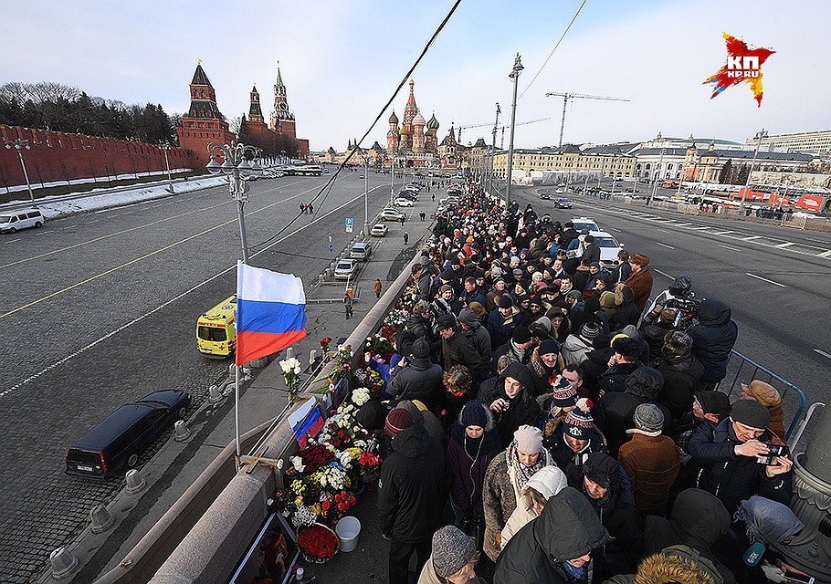 Все желающие смогли возложить цветы к месту гибели политика. Фото: Михаил ФРОЛОВ