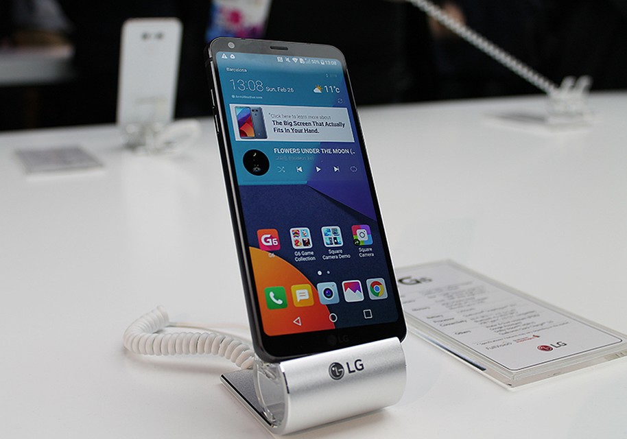 Компания LG во время своей презентации постаралась занять пустующее место прорывного смартфона года Фото: Эдуард ГУЩИН