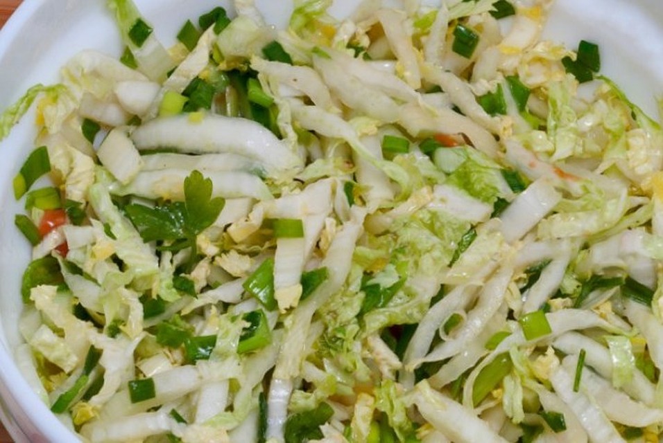 Салат из капусты и кукурузы украсит любой стол